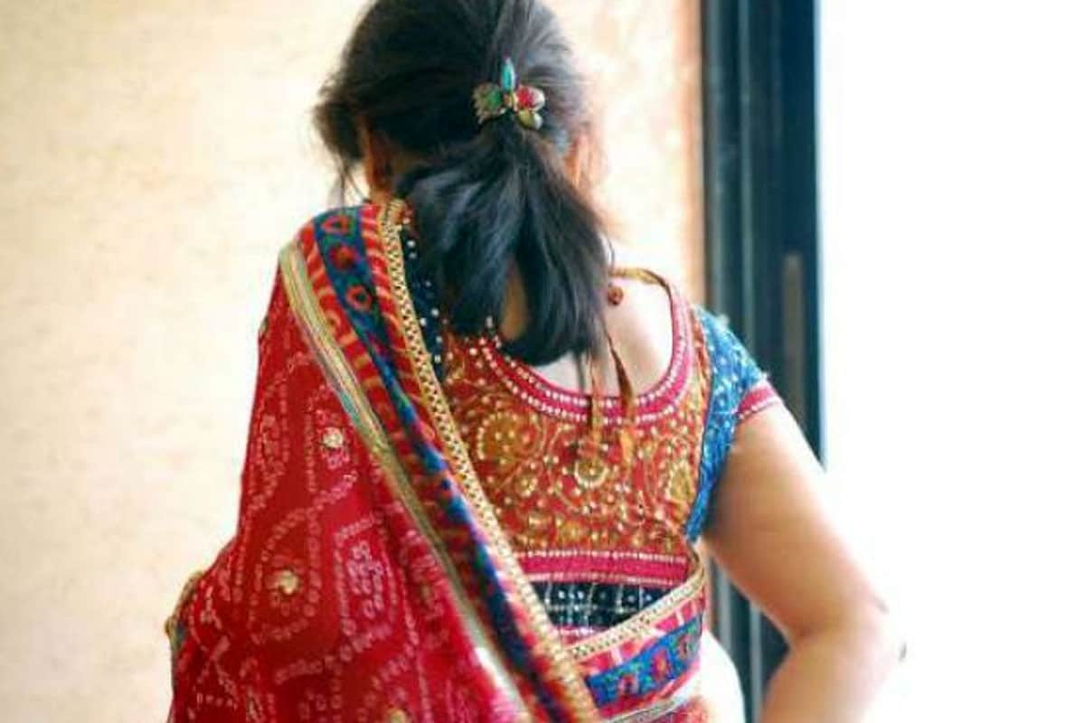  దీంతో రవీంద్రబాబును సీఐ స్టేషన్ కు పిలిపించారు. ఆమె ముందే రవీంద్రబాబును దుర్భాషలాడారు. అక్కడ జరిగిన వ్యవహారం వల్లే రవీంద్రబాబు ఆత్మహత్యకు పాల్పడేందుకు కారణమయింది. (ప్రతీకాత్మక చిత్రం)