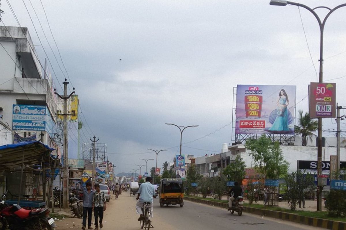  ప్రస్తుత పరిస్థితులు నేపథ్యంలో పలు విద్యా సంస్థలు కూడా ఆ దిశగా అడుగులు వేస్తున్నట్టు తెలుస్తోంది. అధికారికంగా ప్రభుత్వం స్కూళ్లు, కాలేజీలకు సెలవలు ప్రకటించకపోయినా.. ఇప్పటికే చాలా వరకు స్కూళ్లు, కాలేజీల్లో సిబ్బంది విద్యార్థులు కరోనా బారిన పడ్డారు. ఎక్కువ కేసులు నమోదైన విద్యా సంస్థలన్నీ స్వచ్ఛందగా కొన్ని రోజులు మూసేయడానికి సిద్ధమైనట్టు తెలుస్తోంది.