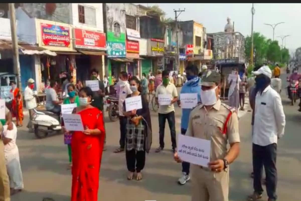  కరోనా మొదటి దశలో ఎంతో మంది వర్తకులు కోవిడ్ బారిన పడి ఆర్ధికంగానే కాకుండా ఆరోగ్యపరంగా ఎంతో నష్టపోయారు. అంతేకాక ఎన్నో కుటుంబాలు పెద్ద దిక్కుకును కోల్పోయాయి. అయితే ఈ సెకెండ్ వేవ్ మరింత ప్రమాదమని చెబుతున్న నేపథ్యంలో.. ఇబ్బందులను అధిగమించటానికి వర్తక సంఘాలు లు ఈ నిర్ణయం తీసున్నట్లు చెపుతున్నాయి. మాస్క్ ధరించని వారికి రూ.1000 జరిమానా కూడా విధించనున్నట్లు హెచ్చరికలు జారీ చేశారు. మరి దీనిపై ప్రభుత్వం ఎలాంటి నిర్ణయం తీసుకుంటుందో చూడాలి.