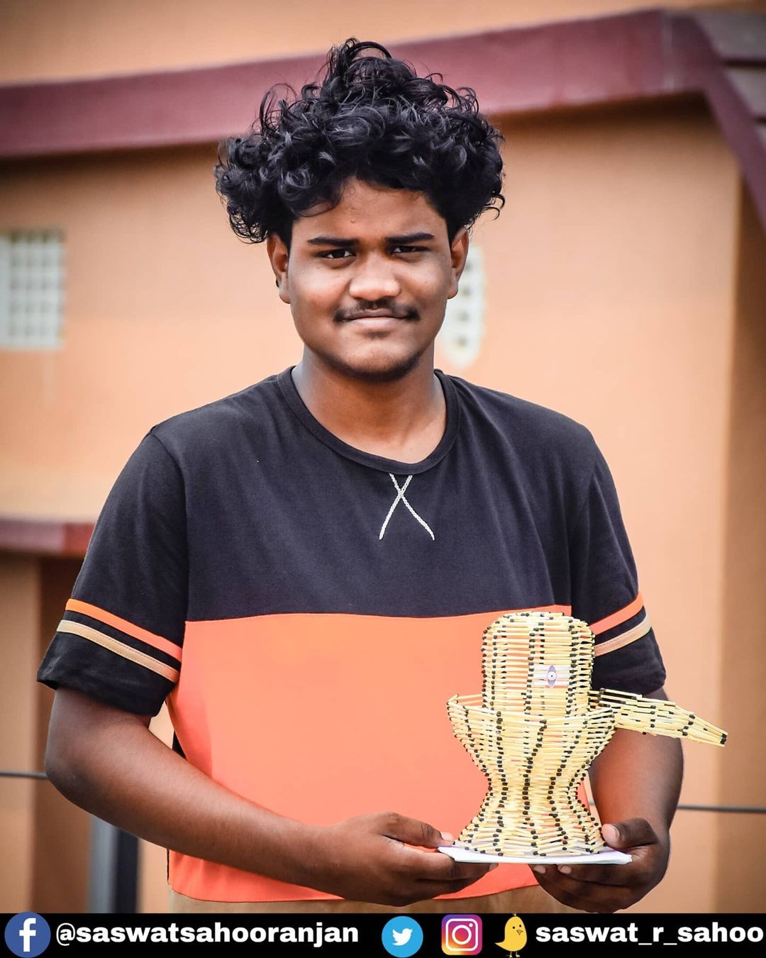  సస్వత్ సాహూ పూరీకి చెందినవాడు. ఓసారి ఇంట్లో కరెంటుపోయింది. అగ్గిపుల్లతో కొవ్వొత్తి వెలిగించాడు. ఆ సమయంలో... అగ్గిపుల్లలను వరుసగా పేర్చాడు. అప్పుడు అనిపించింది వాటితో ఏదైనా బొమ్మ చేస్తే ఎలా ఉంటుంది అని. (image credit - instagram - saswat_r_sahoo)