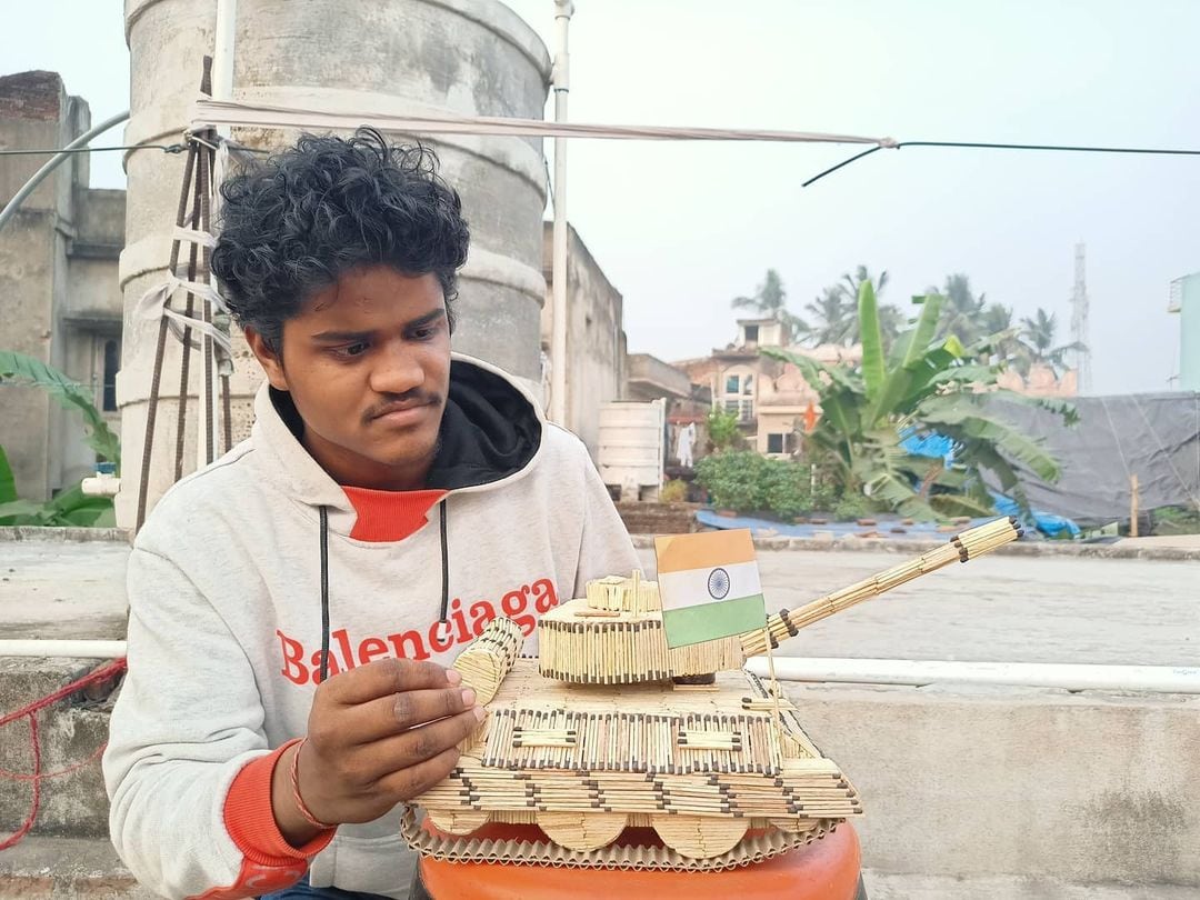  రేడియో కంటే ముందు జనవరి 15న నేషనల్ ఆర్మీ డే సందర్భంగా... యుద్ధ ట్యాంక్‌ను 2,256 అగ్గిపుల్లలతో చేశాడు. (image credit - instagram - saswat_r_sahoo)