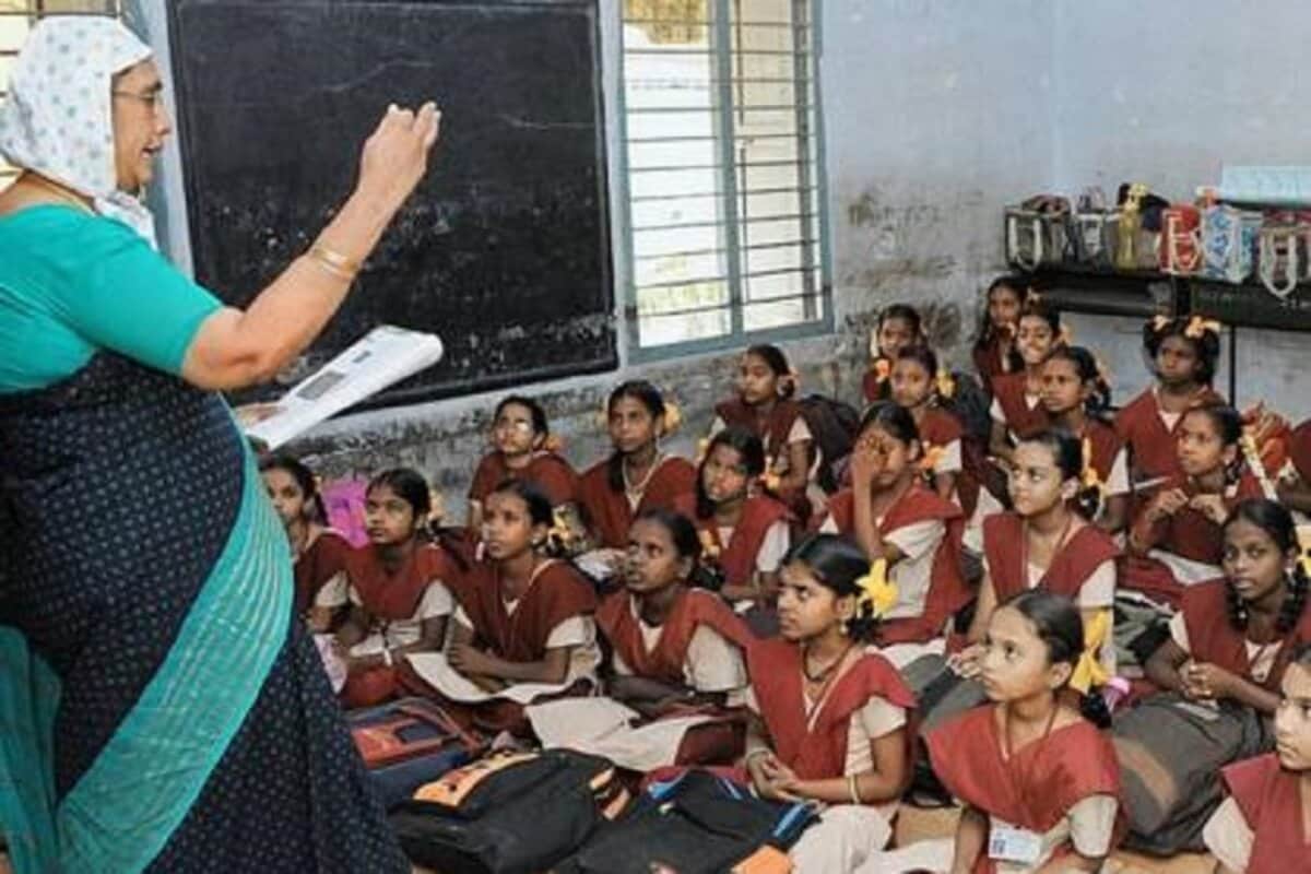  ఇంగ్లిష్, హిందీ మాద్యమాల్లో బోధించగలగాలి. 10 ఏళ్లు ఇంగ్లీష్ మీడియం హయ్యర్ సెకండరీ స్కూల్ టీచర్‌గా పనిచేసిన అనుభవం ఉండాలి. ఇతర పూర్తి వివరాలను నోటిఫికేషన్లో చూడొచ్చు. అభ్యర్థులకు 50 ఏళ్ల లోపు వయస్సు ఉండాలి.(ప్రతీకాత్మక చిత్రం)