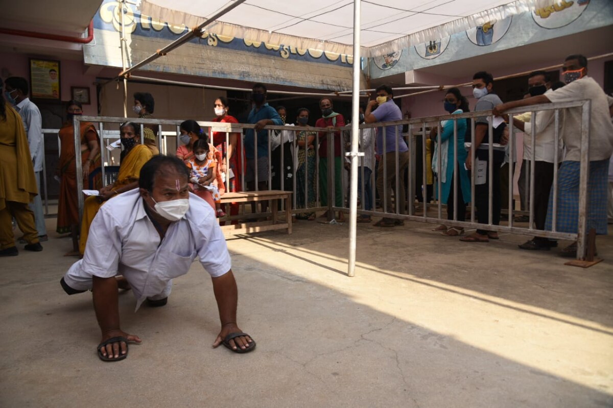  తిరుపతి ఉప ఎన్నిక ఉదయం ఏడు గంటల నుంచి కొనసాగుతోంది. కరోనా విస్తరణ నేపథ్యంలో కోవిండ్ నిబంధనలు పాటిస్తూనే పోలింగ్ నిర్వహిస్తున్నారు అధికారులు. ఎలాంటి అవాంఛనీయ సంఘటనలు జరగకుండా పటిష్ట భద్రత ఏర్పాటు చేశారు. వికలాంగుల సైతం భారీగా ఓటు హక్కు వినియోగించుకుంటున్నారు.