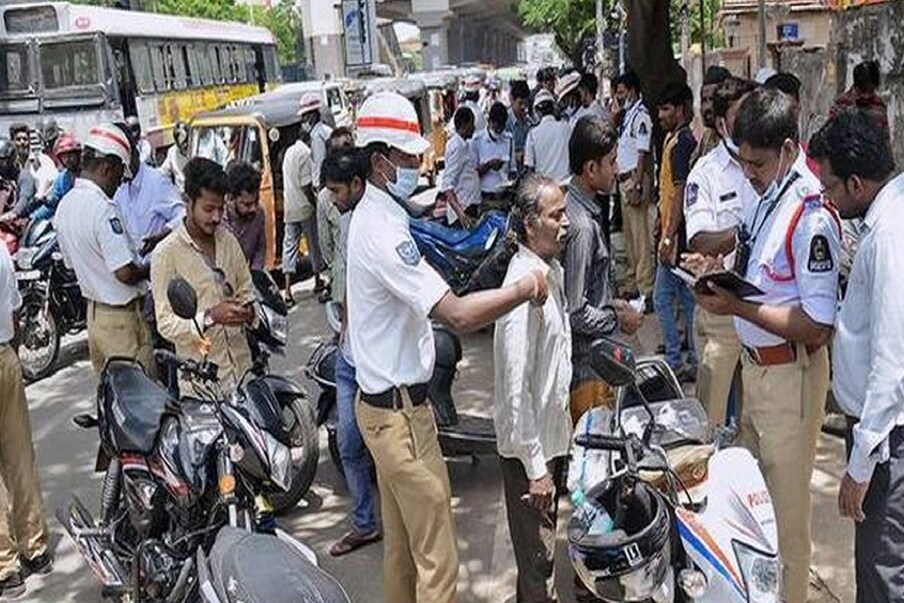  వాహనదారుడు వారం రోజుల్లో దరఖాస్తు చేసుకుంటే విడుదల చేయాలని ఆగస్టు 11న ఇచ్చిన ఆదేశాల్లో హైకోర్టు సూచించిందని ట్రాఫిక్ పోలీసులు తెలిపారు. ఈ నేపథ్యంలోనే సదరు వ్యక్తి వాహన చట్టం 1989 రూల్‌ 167 ప్రకారం.. వాహనంపై ఉన్న చలాన్లు చెల్లించి వాహనాన్ని తీసుకెళ్లిపోయాడని వెల్లడించారు. (ప్రతీకాత్మక చిత్రం)