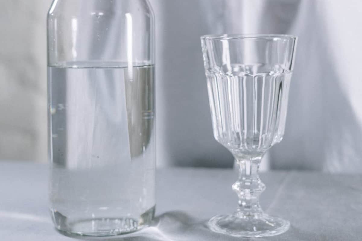  హైపర్ క్యాల్సిమియా: హైపర్ క్యాల్సిమియా ఉన్నప్పుడు రక్తంలో కాల్షియం స్థాయి సాధారణం కంటే ఎక్కువగా ఉంటుంది. హైపర్ క్యాల్సిమియాకు కారణం ఓవర్ యాక్టివ్‌గా ఉన్న పారాథైరాయిడ్ గ్రంథులు. వెబ్ ఎండీ నివేదిక ప్రకారం హైపర్ క్యాల్సిమియా కేవలం దాహం భావనను మాత్రమే కాదు... తరచూ మూత్ర విసర్జన, కడుపునొప్పి, వికారం, వాంతులు, మలబద్దకం, కీళ్ల నొప్పులు, కండరాల బలహీనత, అలసట, నిరాశ లాంటి ఇతర లక్షణాలను కలిగి ఉంటుంది. దీంతో పాటు పల్స్ వేగవంతం కావడం, గుండె వేగంగా కొట్టుకోవడం లాంటి ఇతర సమస్యలు కూడా కనిపిస్తాయి. (ప్రతీకాత్మక చిత్రం)