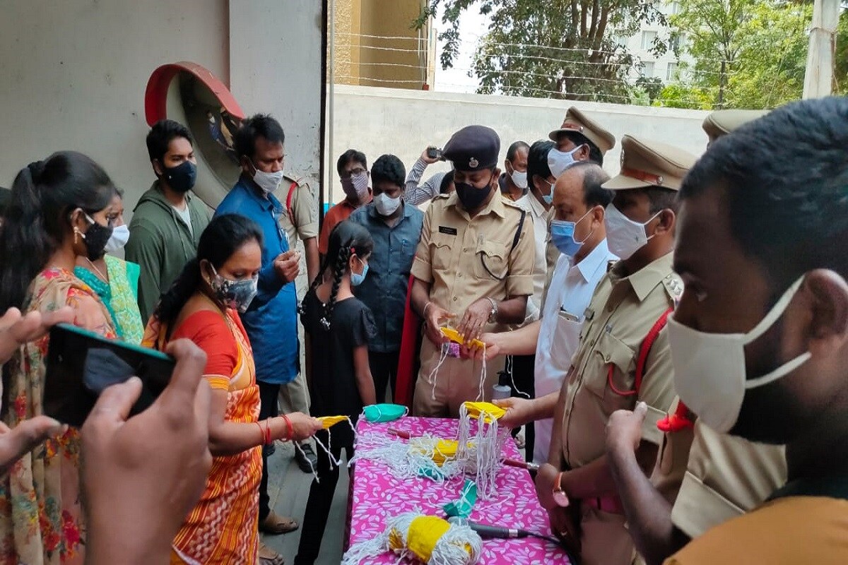  ఇకపై మాస్కు ధరించని వారికి వస్తువులు విక్రయించకూడదని నిర్ణయించారు. ప్రజల్లో పెద్ద ఎత్తున అవగాహన  కల్పించాలని.. ఎవరైనా నిబంధనలు అతిక్రమిస్తే కఠిన చర్యలు తీసుకొనేలా పోలీసులకు ఆదేశాలు ఇస్తామన్నారు. ముఖ్యంగా ప్రజలెవరు అత్యవసరమైతే తప్ప గుంపులుగా రోడ్లపైకి రావొద్దని పిలుపు ఇచ్చారు.