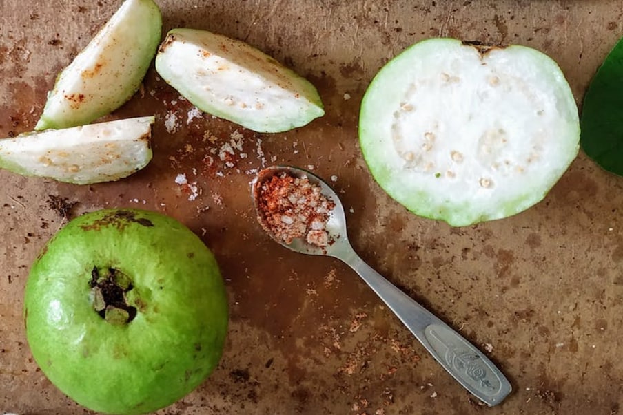 White guava vs Pink guava తెల్ల జామకాయ మంచిదా... పింక్ జామ మంచిదా