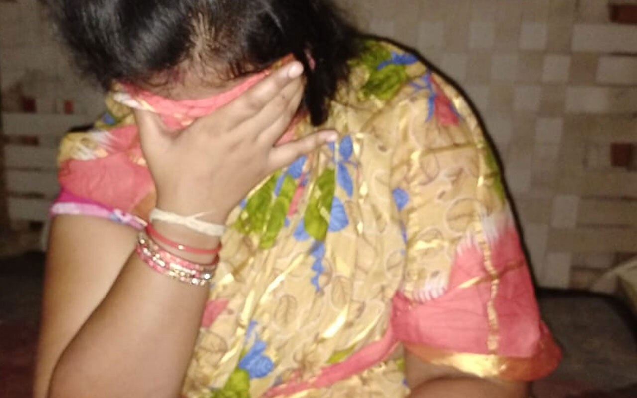  ఇలాంటి సీఐ వల్లే పోలీస్ డిపార్ట్మెంట్ కు చెడ్డపేరు వస్తోంది. సీఎం జగన్మోహన్ రెడ్డి గారూ, అతడిపై చర్యలు తీసుకోండి. ఆమె నన్ను మోసం చేస్తే, ఆ సీఐ నన్ను అవమానించాడు. అది భరించలేకే ఆత్మహత్య చేసుకుంటున్నా‘ అంటూ ఓ వ్యక్తి ఆత్మహత్యకు పాల్పడ్డాడు. (ప్రతీకాత్మక చిత్రం)