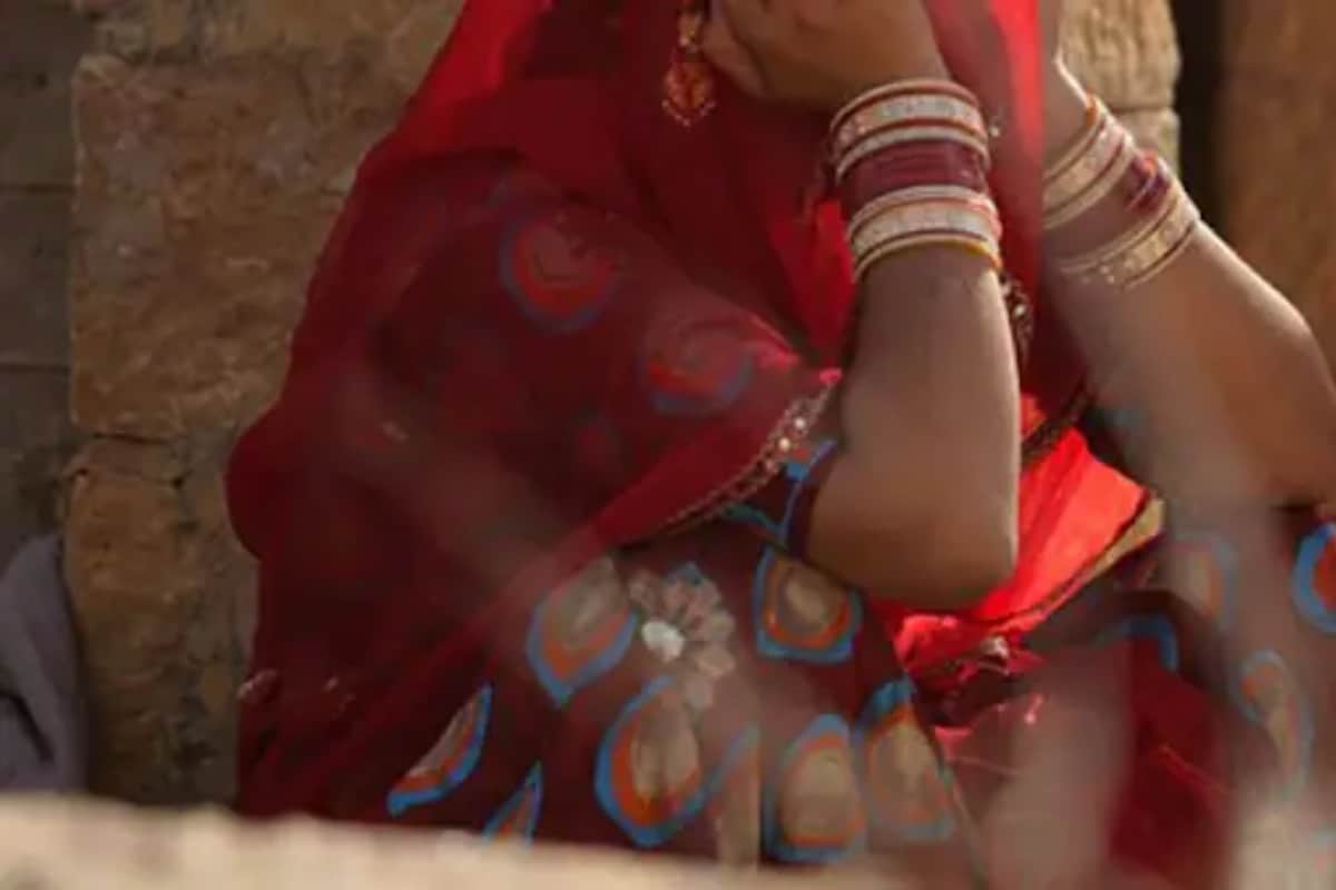  ఆ తర్వాత మార్చి 19న రవీంద్రబాబు ఆత్మహత్యకు పాల్పడ్డాడు. అయితే అతడు ఆత్మహత్య చేసుకుని దాదాపు నెల రోజులు కావస్తున్న తరుణంలో ఈ వీడియో బయటకు రావడంతో కేసు కొత్త మలుపు తీసుకుంది. ఈ వీడియోను జత చేస్తూ జిల్లా పోలీసు ఉన్నతాధికారులకు రవీంద్రబాబు భార్య ఫిర్యాదు చేసింది. (ప్రతీకాత్మక చిత్రం)