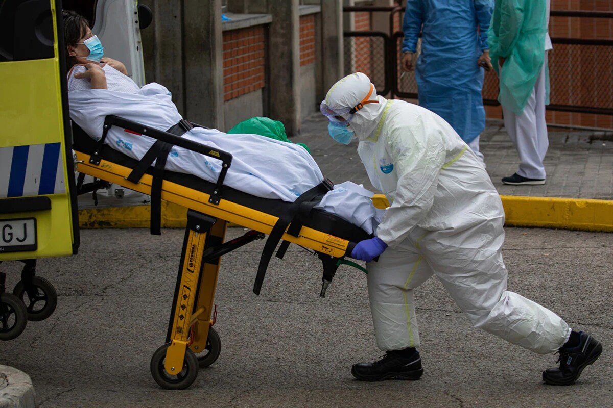  Covid 19 Updates: గత సంవత్సరం వచ్చిన కరోనా వైరస్‌కీ ఇప్పుడు మన దేశంలో ఉన్న కరోనా స్ట్రెయిన్లకూ చాలా తేడా కనిపిస్తోంది. ఈ కొత్త స్ట్రెయిన్లు నాలుగైదు రెట్లు ఎక్కువ వేగంతో బాడీలోకి ప్రవేశించగలుగుతున్నాయి. అందువల్ల మనుషులు త్వరగా వైరస్ బారిన పడుతున్నారు. పైగా ఇవి చాలా వేగంగా ఒకరి నుంచి ఒకరికి వెళ్లగలుగుతున్నాయి. గాలిలో ఎక్కువ దూరం హాయిగా ప్రయాణించగలుగుతున్నాయి. కాబట్టే ఇప్పుడు ఉన్న పరిస్థితుల్లో ఒక్కొక్కరూ రెండేసి మాస్కులు పెట్టుకోవాలని అంటున్నారు. మన దేశంలో ఇప్పటికీ ఒక మాస్క్ పెట్టుకుంటున్నవారే చాలా తక్కువ. ఇక రెండు పెట్టుకోమంటే పెట్టుకుంటారా అన్నది డౌటే. కానీ కరోనా అంత తీవ్రంగా ఉంది కాబట్టి పెట్టుకోవాల్సిందే అంటున్నారు నిపుణులు. (image credit - twitter)