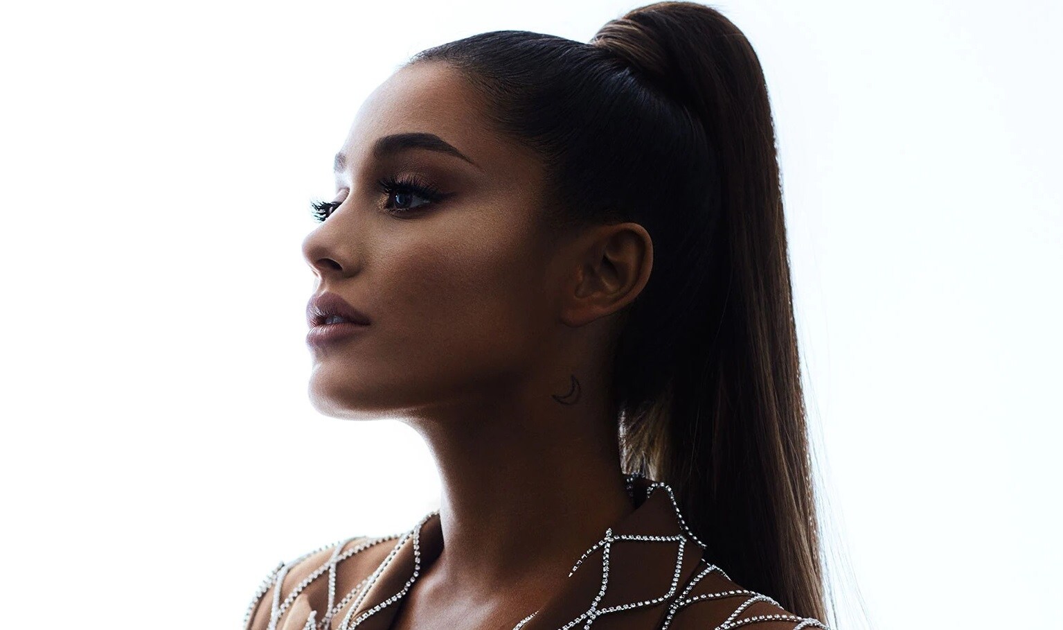  కానీ ఆమె కాదు అమెరికా పాప్ సింగర్ అరియానా గ్రాండే పెళ్లి చేసుకుంది. ఇన్‌స్టాగ్రామ్‌లో ఈమెకు 253మిలియన్‌ ఫాలోవర్లు ఉన్నారు. గ్రాండే గ‌త వారం కేవ‌లం 20 మంది స‌మ‌క్షంలో తన ప్రియుడు ఎస్టేట్‌ డాల్టన్‌ గోమేజ్‌ని పెళ్లాడింది.  (Image credit : Instagram)