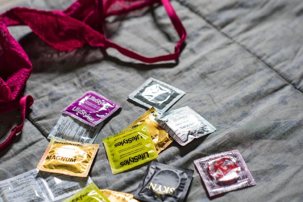  సడెన్‌గా కండోమ్స్ కొనుగోళ్లు ఎందుకు పెరిగాయి... సెక్స్ వల్ల కరోనా వ్యాపిస్తోందా అనే డౌట్ చాలా మందికి వస్తోంది. అలా ఏం లేదు. ఇన్నాళ్లూ సెక్స్‌కి దూరంగా ఉన్న చైనీయులు... మళ్లీ కలవాలని కోరుకుంటున్నారు. అందుకే కండోమ్స్ కొనుక్కుంటున్నారట. (ప్రతీకాత్మక చిత్రం)