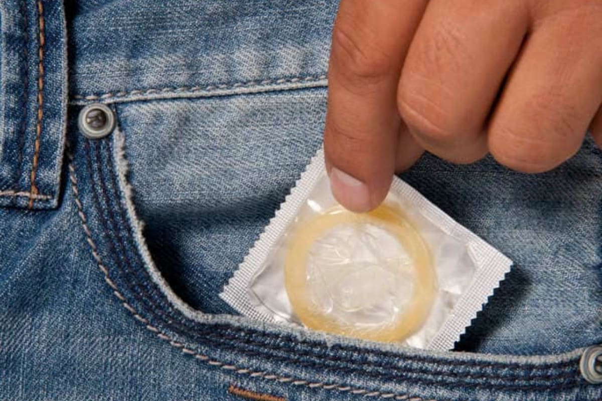  అమెరికా, చైనా, యూరప్ దేశాల్లో కండోమ్స్ వాడకం మళ్లీ పెరిగింది. ఎక్కువగా 18 నుంచి 24 ఏళ్ల వయసు వారు కండోమ్స్ కొంటున్నట్లు చెబుతున్నాయి కంపెనీలు. కరోనా వల్ల ఏడాదిగా నష్టాల్లో కూరుకుపోయిన కండోమ్ కంపెనీలు ఇప్పుడు తాము మళ్లీ కోలుకునే అవకాశం కనిపిస్తోంది అంటున్నాయి. (ప్రతీకాత్మక చిత్రం)