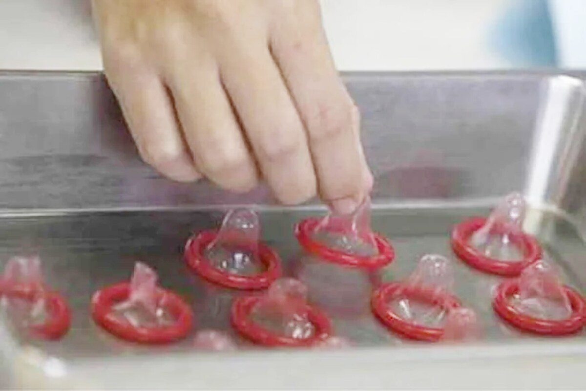  గతేడాది ఇటలీ, బ్రిటన్, అమెరికా, కొన్ని యూరప్ దేశాల్లో కరోనా అత్యంత తీవ్రంగా వచ్చింది. ఇప్పుడు సెకండ్ వేవ్ ఉన్నా... అది క్రమంగా తగ్గుతోంది. పైగా వ్యాక్సిన్లు చాలా మందికి వేశారు కాబట్టి... ప్రజల్లో కరోనా పట్ల భయం తగ్గింది. అదే సమయంలో సెక్స్ పట్ల ఆసక్తి పెరిగింది. ఫలితమే ఈ భారీ సేల్స్. (ప్రతీకాత్మక చిత్రం)