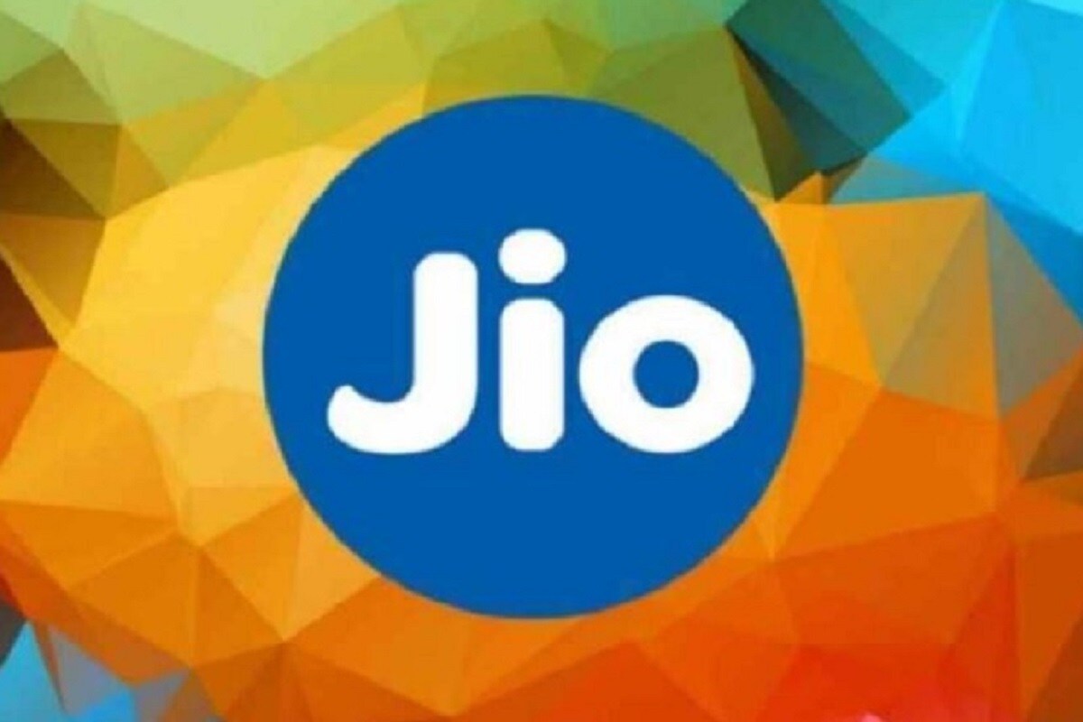  Jio Rs 401 Plan: ఈ ప్లాన్ తో కూడా అధికంగా డేటా లభిస్తుంది. ఈ ప్లాన్ తీసుకున్న వారికి నిత్యం 3జీబీ డేటాతో పాటు అధనంగా మరో 6 జీబీ డేటా లభిస్తుంది. అన్ లిమిటెడ్ కాలింగ్ సదుపాయంతో పాటు నిత్యం 100 ఎస్ఎంఎస్ లను ఉచితంగా పంపించుకునే అవకాశం ఉంటుంది. ఈ ప్లాన్ వ్యాలిడిటీ 28 రోజులు.(ప్రతీకాత్మక చిత్రం)