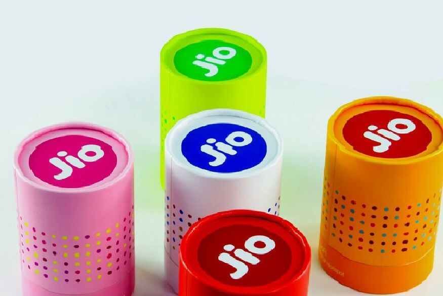  Jio Rs 249 Plan: ఈ ప్లాన్ తో రీచార్జ్ చేసుకున్న వారికి నిత్యం 2 జీబీ డేటా లభిస్తుంది. అన్ లిమిటెడ్ వాయిస్ కాలింగ్ తో పాటు, నిత్యం 100 ఎస్ఎంఎస్ లను పంపించుకోవచ్చు. ఈ ప్లాన్ వ్యాలిడిటీ 28 రోజులు.(ప్రతీకాత్మక చిత్రం)