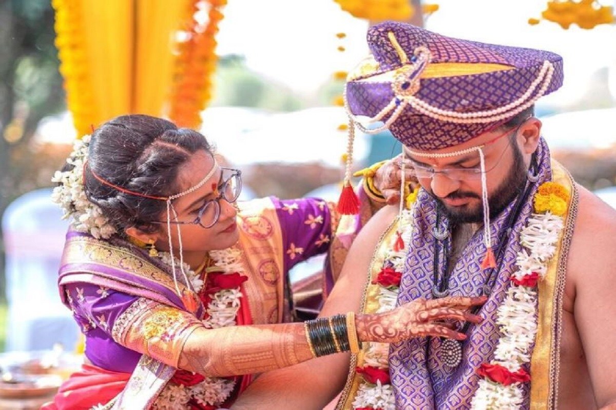  పుణెకు చెందిన ఓ జంట అందరినీ ఆశ్చర్యపరిచారు. గతేడాది సెప్టెంబర్‌లో వీరి వివాహం జరిగింది. కరోనా కాస్త తగ్గుముఖం పట్టిన సమయంలో  ఈ వేడుక జరిగింది. photo source Instagram