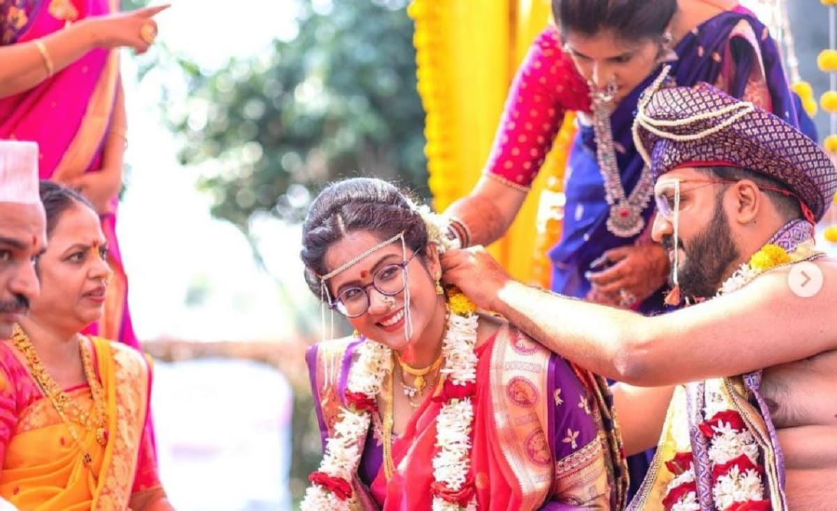  కాలేజీలో చదివే సమయంలోనే సోషల్ మీడియా ద్వారా ఇద్దరూ ప్రేమించుకున్నారు. మహారాష్ట్ర పద్ధతిలో పెళ్లి చేసుకోవాలని నిర్ణయించుకున్నారు. అయితే అమ్మాయి మంగళసూత్రం వేసుకున్నప్పుడు తాను కూడా మంగళసూత్రం వేసుకోవాలని అబ్బాయి నిర్ణయించుకున్నాడు.  photo source Instagram