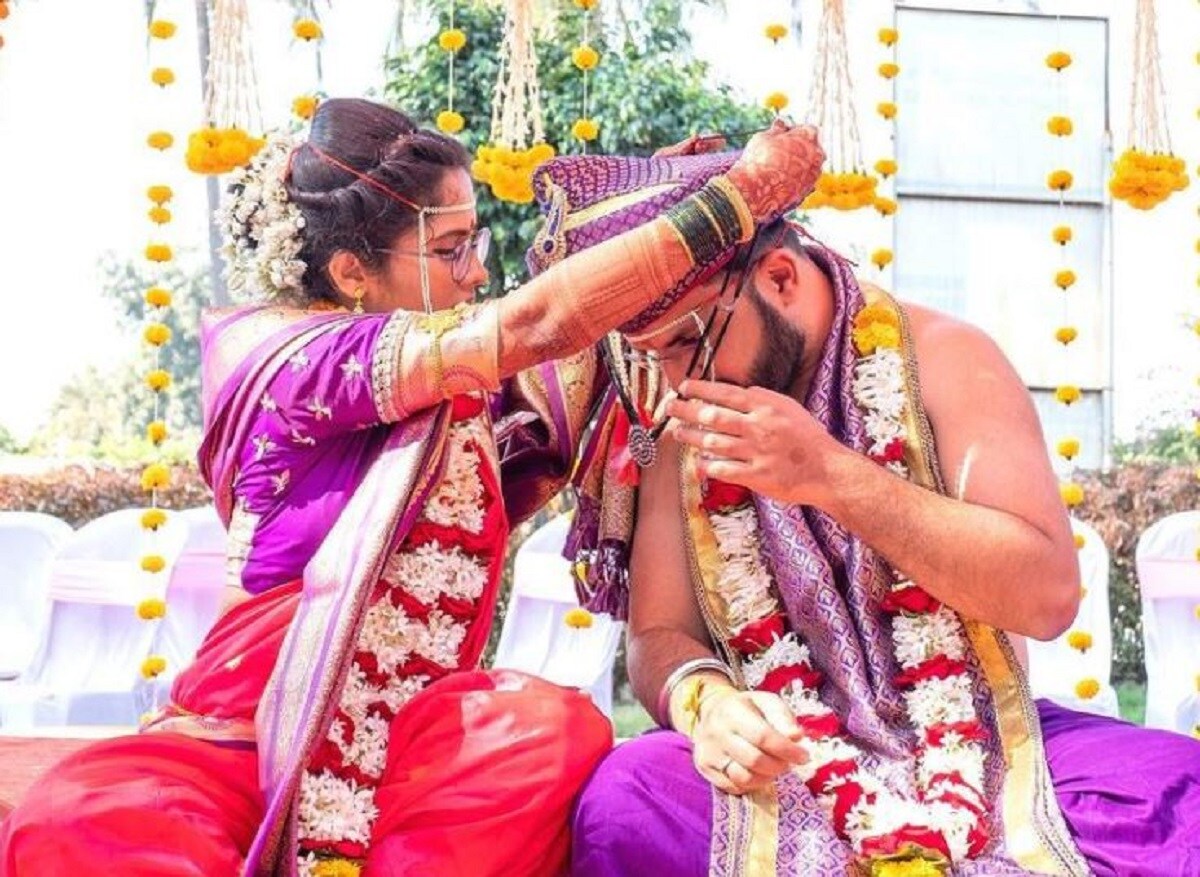  అమ్మాయికి తాళి కట్టిన సమయంలోనే అబ్బాయి కూడా మంగళసూత్రం వేసుకున్నాడు.  photo source Instagram