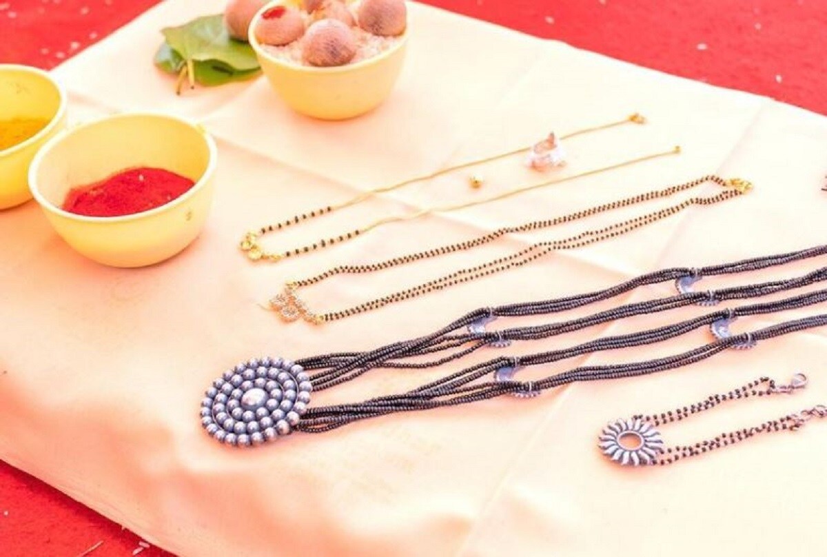  ఈ విషయంలో అబ్బాయి అనేక అవమానాలు కూడా ఎదుర్కొన్నాడు. అయితే తమ భర్త బాగుండాలని అమ్మాయిలు మాత్రమే తాళి వేసుకోవడం ఏంటని ? అబ్బాయిలు కూడా తమ భార్య బాగుండాలని ఎందుకు తాళి వేసుకోకూడదని వాదించాడు. photo source Instagram