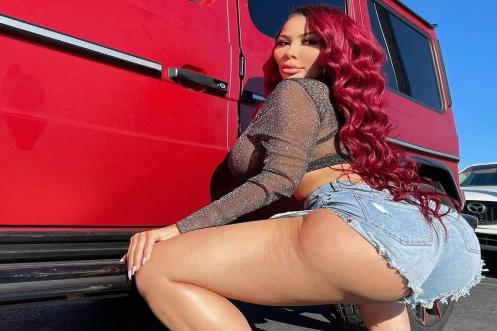  ఇలా తెచ్చి పెట్టుకున్న సీటుతో... స్టెఫానీ చాలా మంది ఫ్యాన్స్‌ని సంపాదించుకుంది. కొంత మంది విమర్శలూ చేస్తున్నారు. ఓ విమర్శకుడు ఆమెకు ఫ్రీగా పిజ్జాలు పంపిస్తున్నాడు. అవి తిని ఇంకా లావు అవ్వమని సూచిస్తున్నాడు. మరో వ్యక్తి... వింత జీవి ఉంది అంటూ... స్టెఫానీ ఇంటి అడ్రెస్‌ను పోలీసులకు ఇచ్చాడు. (image credit - instagram - stephaniepalomares_)