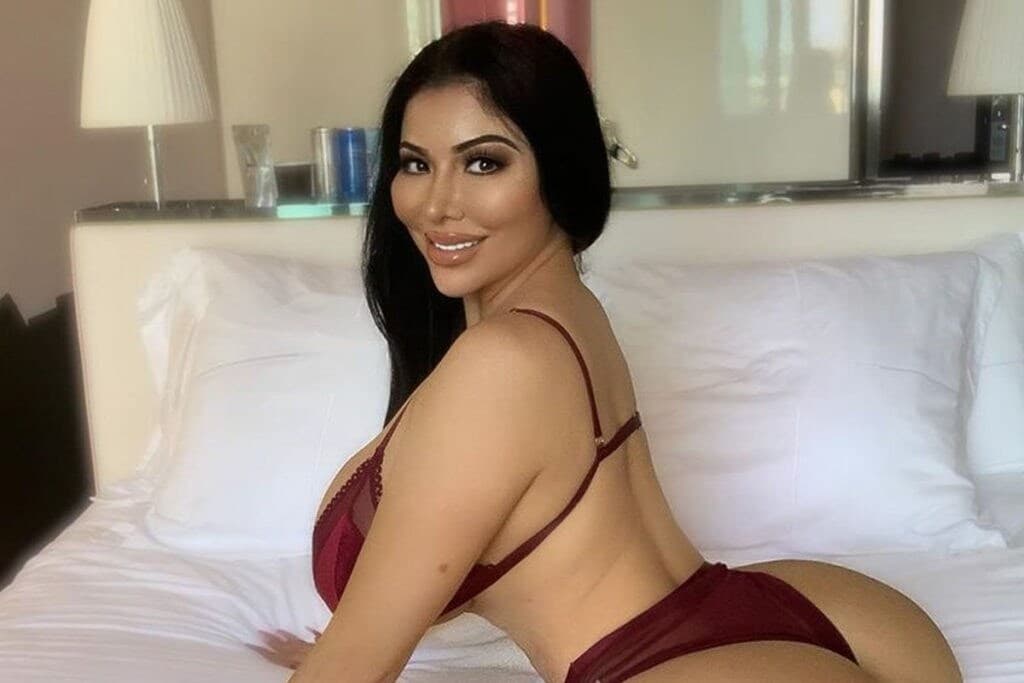  ఎవరు ఏమనుకున్నా తనకు అనవసరం అని చెప్పింది స్టెఫానీ. ఈ ప్రపంచంలో తనను ఇష్టపడేవారు ఉన్నారనీ... వాళ్లను సంతోష పెట్టడం తనకు ఇష్టం అని చెప్పింది. వారి ప్రేమను పొందేందుకు తాను మరిన్ని ఫొటోలు పెడుతూనే ఉంటానని చెప్పింది. (image credit - instagram - stephaniepalomares_)