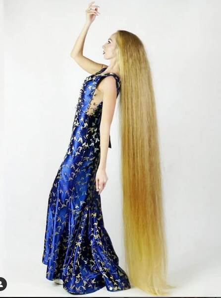  ఎలినాకి గోల్డెన్ హెయిర్ ఉంది. అది ఏకంగా నేలపైన కూడా జాలువారుతూ ఉంటుంది. మొత్తం 6.5 అడుగుల జడ. ఈమెను ఎవరు చూసినా... రిపంజల్ లాగే ఉంది అంటున్నారు. మీకూ అలా అనిపిస్తోందా. (image credit - instagram - alenuwka_longhair)