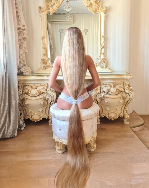  ఎలినా ఐదేళ్ల పాపగా ఉన్నప్పుడు వాళ్లమ్మ... అమ్మాయిలకు ఎంత జుట్టు ఉంటే అంత అందం అని చెప్పిందట... అంతే... ఆ మాట ఆ పసి వయసులో బాగా నాటుకుపోయింది. దాని ఫలితమే ఈ లాంగ్ హెయిర్. (image credit - instagram - alenuwka_longhair)