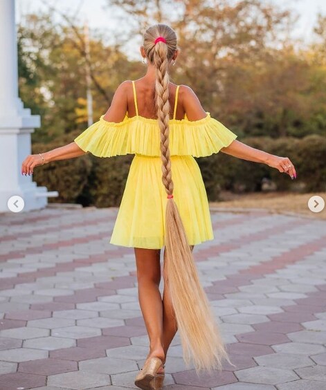  చాలా మంది జుట్టును బ్యూటీఫుల్‌గా, ఆరోగ్యంగా ఉంచేందుకు హెయిర్ మాస్కులు వాడుతుంటారు కదా... ఎలినా కూడా అప్పుడప్పుడూ హెయిర్ మసాజ్ చేయించుకుంటుంది. (image credit - instagram - alenuwka_longhair)