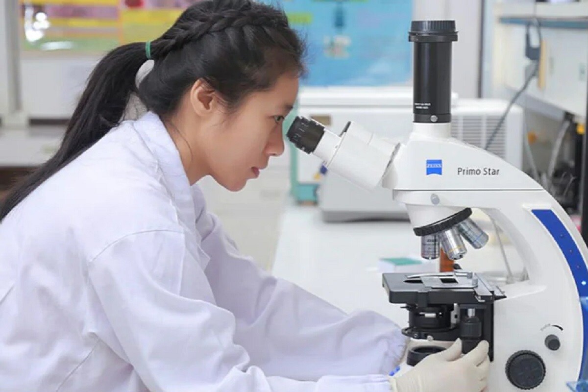  జంతువులకు వ్యాపించే కరోనా వైరస్‌లో... జన్యుపరమైన మార్పులు జరగడం వల్ల... అది మనుషులకు కూడా వ్యాపించగలుగుతోందని పరిశోధకులు తేల్చారు. మరి ఆ జన్యుపరమైన మార్పులు సహజంగానే జరిగాయా లేక... ఏదైనా ల్యాబ్‌లో సీక్రెట్‌గా ఎవరైనా జరిపారా అన్నది సస్పెన్స్‌గా ఉంది. చైనాలోని వుహాన్ ల్యాబ్‌లో ఈ ప్రయోగాలు జరిగాయనీ... అక్కడ ల్యాబ్ నుంచి వైరస్ లీకైందనే వాదన ఉంది. ఈ వాదనను అమెరికా బలంగా నమ్ముతోంది. దీన్ని చైనా బలంగా కొట్టిపారేస్తోంది. ప్రపంచ ఆరోగ్య సంస్థ కూడా... చైనా వాదనతో ఏకీభవిస్తోంది. అదే సమయంలో... లోతైన పరిశోధన జరగాల్సి ఉంది అంటూ... అమెరికాను శాంతపరుస్తోంది. (ప్రతీకాత్మక చిత్రం- image credit - twitter)