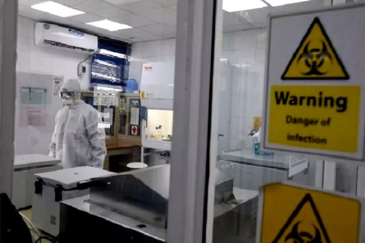  టెక్సాస్‌లోని టెక్సాస్ బయోమెడికల్ రీసెర్చ్ ఇన్‌స్టిట్యూట్... ఆ 15 ల్యాబుల్లో ఒకటి. దాన్ని ఎప్పుడో 1941లో నిర్మించారు. అప్పటి నుంచి వైరస్‌లపై అక్కడ రకరకాల పరిశోధనలు జరుగుతూనే ఉన్నాయి. వీటి కోసం 60 మంది శాస్త్రవేత్తలు, 18 మంది పరిసోధకులు, 400 మంది సిబ్బంది పనిచేస్తున్నారు. అమెరికాలో... ప్రైవేట్ ల్యాబ్ ఇదొక్కటే. ఇక్కడ లెవెల్ 4 పాతోజెన్లపై పరిశోధనలు చేస్తున్నారు. చాలా దేశాలు తమ దేశంపై శత్రు దేశం... వైరస్‌తో దాడి చేస్తే... తామూ అదే తరహా దాడి చెయ్యాలనే ఆలోచనతో... ప్రాణాంతకమైన వైరస్‌లను పెంచి పోషిస్తున్నాయనే ఆరోపణలు ఉన్నాయి. వాటిని నిరూపించే పరిస్థితి లేదు. ఏ దేశంలోనూ ల్యాబుల దరిదాపుల్లోకి ఎవర్నీ వెళ్లనివ్వరు. (ప్రతీకాత్మక చిత్రం)