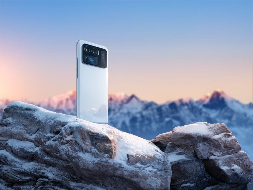  3. ఎంఐ 11 అల్‌ట్రా స్మార్ట్‌ఫోన్ ఫీచర్లు అద్భుతంగా ఉండటంతో ఈ మొబైల్ కొనేందుకు ఆసక్తి చూపిస్తున్నవారు ఎక్కువ. చైనాలో ఈ మొబైల్ రిలీజ్ అయినప్పటి నుంచే యూజర్లను ఆకట్టుకుంది. కానీ ఇండియాలో ఈ ఫోన్ కొనాలంటే ఇంకొన్ని రోజులు ఎదురుచూడాల్సిన పరిస్థితి ఉంది. (image: Xiaomi India)