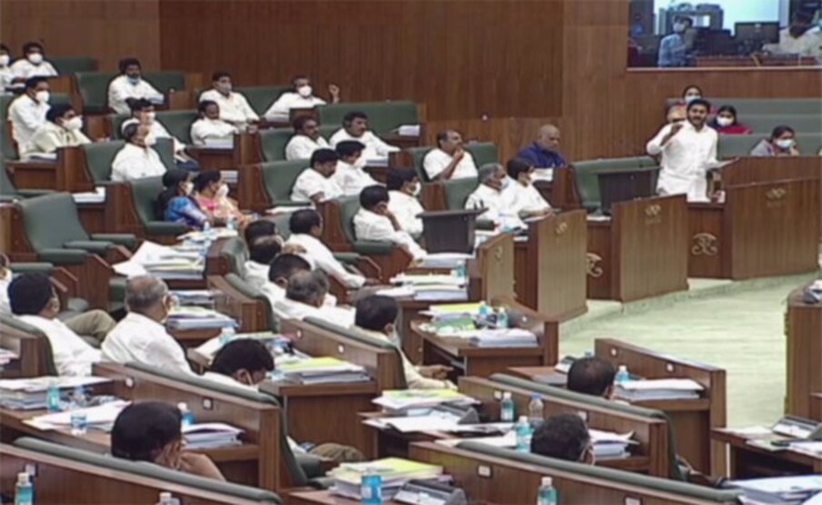  కరోనా పై పోరాటంలో ముందుంటున్నామన్నారు. బ్లాక్‌ ఫంగస్‌ చికిత్సను ఆరోగ్యశ్రీలో చేర్చామన్నారు. దీని చికిత్స కోసం 17 ఆస్పత్రులను నోటిఫై చేశామని చెప్పారు. టీచింగ్‌ ఆస్పత్రుల్లో ఆక్సిజన్‌ జనరేటర్లు ఏర్పాటు చేస్తామన్నారు. 50 ఆక్సిజన్‌ ట్యాంకర్లను కొనుగోలు చేశామని గుర్తు చేశారు. నర్సులు, డాక్టర్లు, హెల్త్‌ వర్కర్లు, అధికారుల కృషి కారణంగా.. మరణాల రేటు తక్కువగా ఉన్న రాష్ట్రాల్లో మనమూ ఉన్నామన్నారు. 