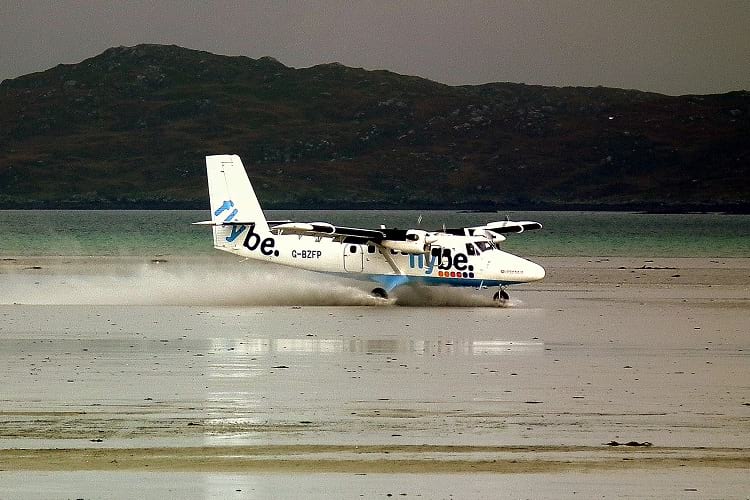  బీరా ఎయిర్‌పోర్ట్ (స్కాట్లాండ్) : స్కాట్లాండ్‌ ఉత్తర ప్రాంతంలో ఉన్న బిరా ద్వీపంలో ఉన్న ఎయిర్‌పోర్టునే బిరా ఎల్లోగేరి ఎయిర్‌పోర్ట్ లేదా ది బిరా ఇంటర్నేషనల్ ఎయిర్‌పోర్ట్ అని పిలుస్తారు. చాలా తక్కువ నిడివి ఉండే రన్‌వే ఉండటంతో దీనికి ఆనుకొని ఉన్న బీచ్‌ను కూడా రన్‌వేలా ఉపయోగిస్తారు. ప్రపంచంలో ఒక బీచ్‌ను రన్‌వేలా ఉపయోగించే ఎయిర్‌పోర్ట్ ఇదొక్కటే. అంతే కాకుండా కొత్త పైలెట్ల కారణంగా ప్రమాదాలు కూడా జరుగుతుంటాయి. అందుకే దీన్ని కూడా ప్రమాదకరమైన విమానాశ్రయాల జాబితాలో చేర్చారు.