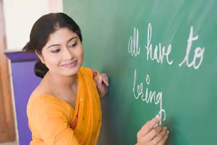  7. విద్యార్హతల వివరాలు చూస్తే ప్రిన్సిపాల్ పోస్టుకు ఏదైనా స్కూలింగ్ సబ్జెక్ట్స్‌లో మాస్టర్స్ డిగ్రీ పాస్ కావాలి. లేదా టీచింగ్‌లో మాస్టర్స్ డిగ్రీ లేదా బ్యాచిలర్స్ డిగ్రీ ఉండాలి. లేదా పోస్ట్ గ్రాడ్యుయేట్ బేసిక్ ట్రైనింగ్ పూర్తి చేసి ఉండాలి. 10 ఏళ్లు ఇంగ్లీష్ మీడియం హయ్యర్ సెకండరీ స్కూల్ టీచర్‌గా పనిచేసిన అనుభవం ఉండాలి. టీజీటీ, పీజీటీ పోస్టుకు మాస్టర్స్ డిగ్రీతో పాటు బీఈడీ పాస్ కావాలి. (ప్రతీకాత్మక చిత్రం)