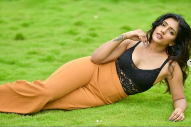 Eesha Rebba : పార్క్ లో  ఈషా రెబ్బా ఘాటు అందాలు..లో దుస్తుల్లో మరింత హాట్ గా తెలుగమ్మాయి.
