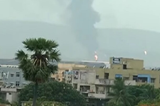 Vishaka HPCL Fire Accident: విశాఖలో మరో అగ్నిప్రమాదం.. భారీగా ఎగసిపడుతున్న మంటలు