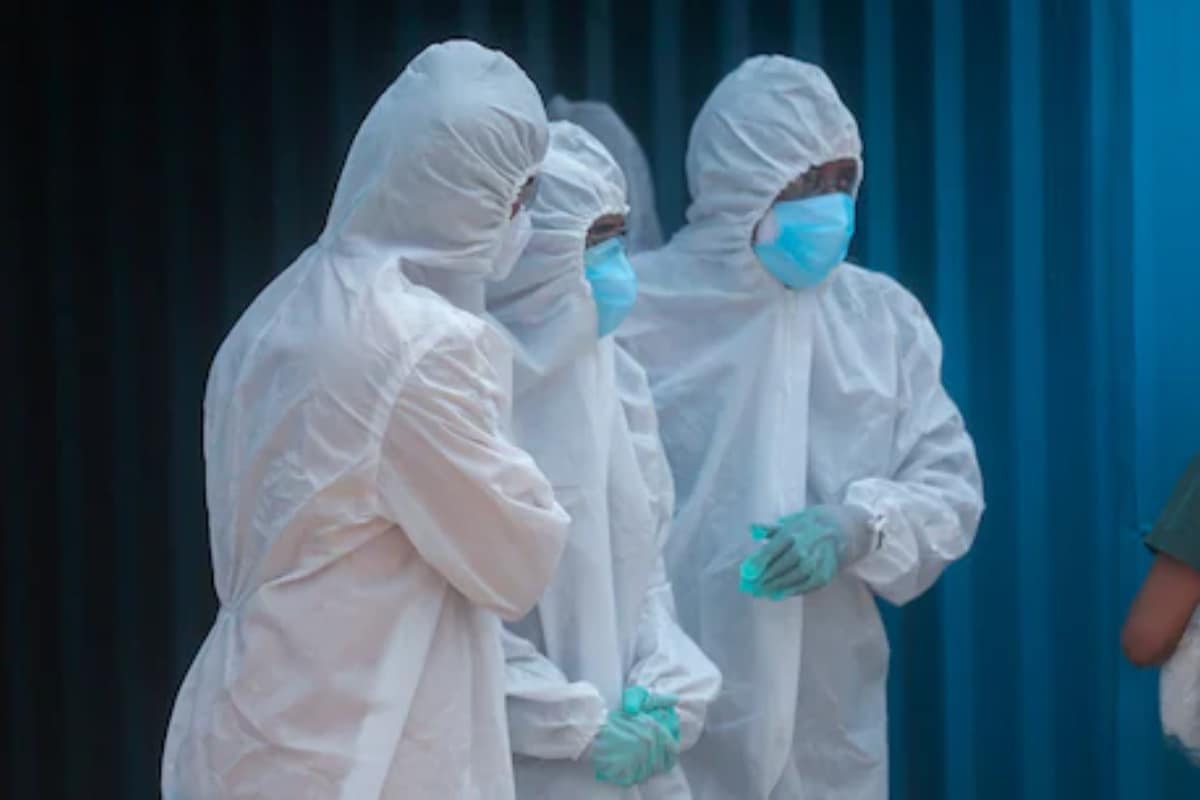  తెలంగాణలో ఇవాళ్టితో లాక్‌డౌన్ ముగియనుంది. దాన్ని కొనసాగించాలా లేక... లాక్‌డౌన్ క్రమంగా ఎత్తివేయాలా అనే అంశంపై నేటి క్యాబినెట్ సమావేశంలో నిర్ణయం తీసుకోనున్నారు సీఎం కేసీఆర్. లాక్‌డౌన్ కొనసాగిస్తూ... కొన్ని వెసులుబాట్లు కల్పించడం లేదా... లాక్‌డౌన్ ఎత్తివేసి... రాత్రివేళ కర్ఫ్యూ సమయాన్ని పొడిగించడం వంటి అంశాలను ప్రభుత్వం పరిశీలిస్తోందని సమాచారం. ఆరోగ్య శాఖ అధికారులు మాత్రం మరో వారం కొనసాగిస్తే... మరింతగా కేసులు తగ్గి... కాన్ఫిడెన్స్ పెరుగుతుందని అంటున్నట్లు తెలిసింది. మరోవైపు తెలంగాణ ప్రభుత్వ ఆస్పత్రుల్లో బెడ్లు ఖాళీ అవుతున్నాయి. కరోనా కొత్త కేసుల కంటే రికవరీల సంఖ్య పెరుగుతుంటే... 34, 959 బెడ్లు ఖాళీ అయ్యాయి. అంటే 63 శాతం బెడ్లు ఖాళీ అయ్యాయి. (image credit - twitter)