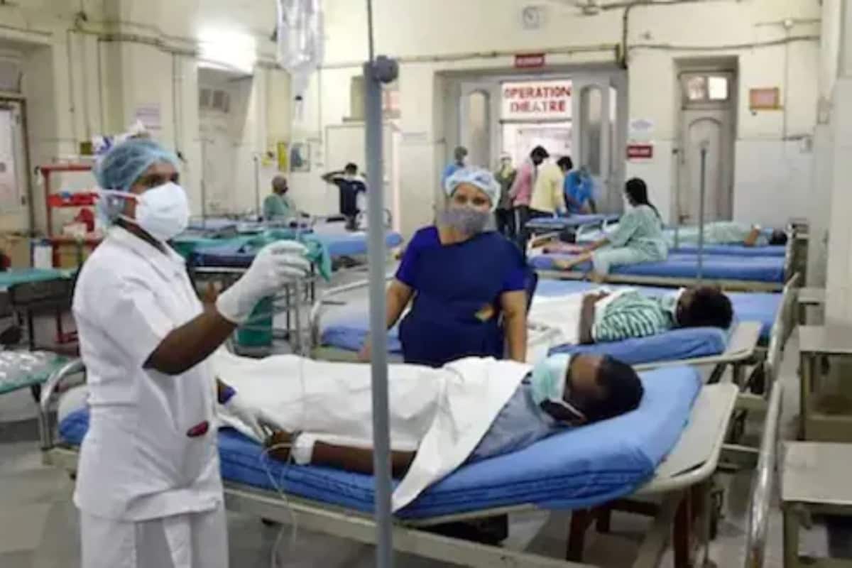  Covid 19 Updates: ఇండియాలో మొన్న 1,86,364 కొత్త కరోనా కేసులు రాగా.... నిన్న 1,73,790 వచ్చాయి. మొత్తం కేసుల సంఖ్య 2,77,29,247కి చేరింది. కొత్తగా మొన్న 3,660 మంది చనిపోగా...నిన్న 3,617 మంది చనిపోయారు. మరణాల సంఖ్య కాస్త తగ్గినట్లే. మొత్తం మరణాల సంఖ్య 3,22,512కి చేరింది. దేశంలో మరణాల రేటు 1.2 శాతంగా ఉంది. ప్రపంచ దేశాల్లో ఇది 2.08 శాతంగా ఉంది. ఇండియాలో తాజాగా 2,84,601 మంది కరోనా నుంచి కోలుకున్నారు. మొత్తం రికవరీల సంఖ్య 2,51,78,011కి చేరింది. రికవరీ రేటు 90.8 శాతంగా ఉంది. రికవరీ రేటు మొన్న 90.3 శాతంగా ఉంటే... నిన్న 90.8 శాతానికి పెరగడం మంచి విషయం. ప్రస్తుతం భారత్‌లో 22,28,724 యాక్టివ్ కేసులు ఉన్నాయి. యాక్టివ్ కేసులు రోజూ లక్ష దాకా తగ్గుతున్నాయి. దేశవ్యాప్తంగా కొత్తగా 20,80,048 టెస్టులు చేశారు. భారత్‌లో ఇప్పటివరకు 34 కోట్ల 11 లక్షల 19 వేల 909 టెస్టులు చేశారు. కొత్తగా 30,62,747 మందికి వ్యాక్సిన్లు వేశారు. ఇప్పటివరకు 20కోట్ల 89లక్షల 02వేల 445మంది వ్యాక్సిన్ వేయించుకున్నారు. (image credit - twitter)