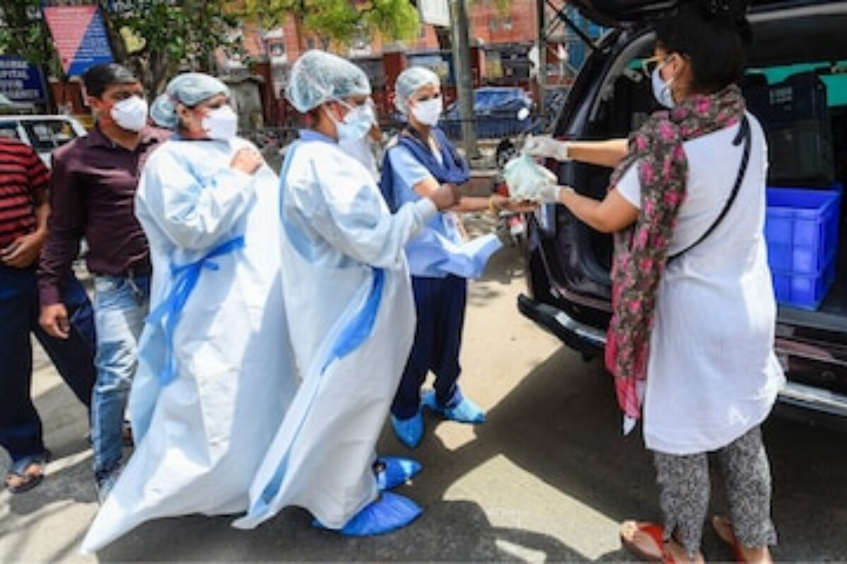  ఉత్తరప్రదేశ్ ప్రభుత్వం వారాంతపు కర్ఫ్యూని ఎత్తివేయాలని భావిస్తోంది. దశలవారీగా ఎత్తివేయాలనుకుంటోంది. మే 31 తర్వాత ఈ సడలింపులు రానున్నాయి. జూన్ 1 నుంచి మార్కెట్లు ఓపెన్ కానున్నాయి. ప్రభుత్వ ఆఫీసులు కూడా తెరుస్తారు కానీ సిబ్బంది కొద్దిమందే ఉంటారు. అటు గోవాలో... కర్ఫ్యూని జూన్ 7 వరకూ పొడిగించారు. ఈనెల 31కి ఎత్తివేయాలని అనుకున్నా... ఇంకా పాజిటివ్ రేటు అక్కడ 21 శాతం ఉందికాబట్టి... కొనసాగించాలని ప్రభుత్వం నిర్ణయించింది. (image credit - twitter)