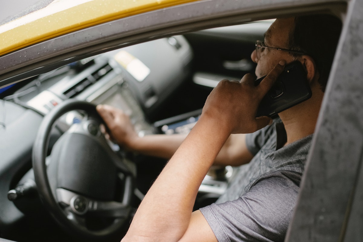  6. మొబైల్‌ ఫోన్‌ అతి వినియోగంపై వస్తున్న ఈ నివేదికలను పరిశీలించి... దీనిపై చర్యలు ప్రారంభిస్తే బాగుంటుందని నివేదికలు, నిపుణులు అభిప్రాయపడుతున్నారు. మరోవైపు డ్రైవింగ్‌ చేస్తున్నప్పుడు మొబైల్‌ ఫోన్స్‌ వినియోగాన్ని నిషేధిస్తూ కొత్త రూల్‌ తీసుకొచ్చే దిశగా బ్రిటన్‌ ప్రభుత్వం ఆలోచిస్తోందని సమాచారం. (ప్రతీకాత్మక చిత్రం)