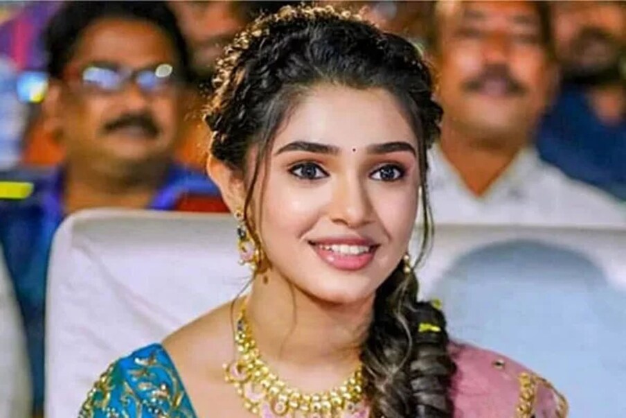  Krithi Shetty: తెలుగు ఇండస్ట్రీకి ప్రతీ ఏడాది బోలెడంత మంది కొత్త హీరోయిన్‌లు పరిచయం అవుతూ ఉంటారు. అందులో కొందరు మాత్రమే ప్రేక్షకుల మనసుల్లో చోటు సంపాదించుకుంటారు. అందులో కన్నడ భామ కృతి శెట్టి ఒకరు. ప్రస్తుతం తెలుగు సినిమాల్లో వరుస అవకాశాలు కొట్టేస్తోంది. ఈ రోజు ఆ అమ్మడు బర్త్ డే సందర్భంగా కొన్ని ఆసక్తికర విషయాలు. (Twitter/Photo)