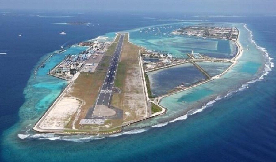  ఆగతి ఏరోడ్రోమ్ (ఇండియా) : ఇండియాలోని లక్షద్వీప్‌కు పరిధి అగతి ద్వీపంలో నిర్మించిన ఎయిర్‌పోర్టే ఇది. ఈ ఎయిర్‌పోర్టులో రన్‌వే పొడవు 4 వేల అడుగులు మాత్రమే. అంతే కాకుండా ఇది నీటి మధ్యలో ఉంటుంది. దీంతో ఏ మాత్రం తేడా వచ్చిన విమానం ప్రమాదానికి గురి కావడం ఖాయం.