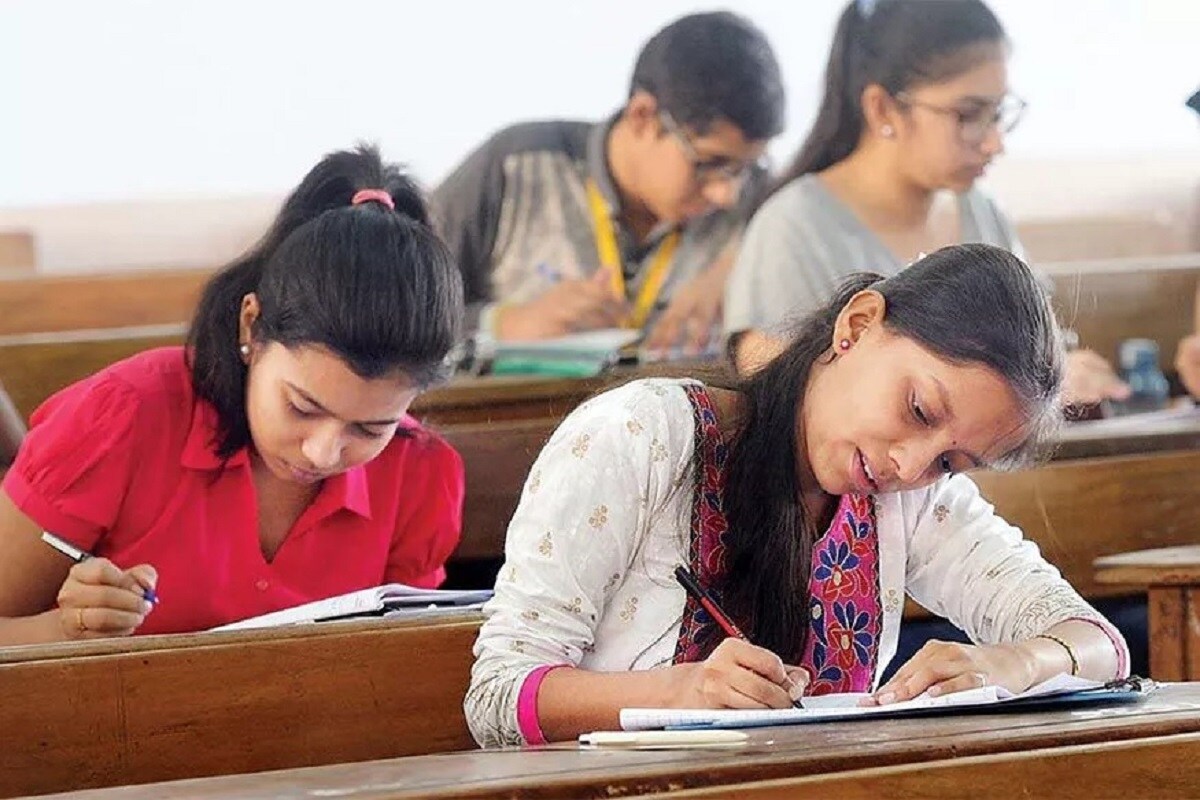  6. ఇక ఎస్‌బీఐ అప్రెంటీస్ పోస్టులకు ఎగ్జామ్ ప్యాటర్న్, సిలబస్ చూస్తే రెండు పరీక్షలు నిర్వహించనుంది. ఇందులో మొదటిది రాత పరీక్ష. 100 మార్కుల ప్రశ్నాపత్రం ఉంటుంది. మొత్తం 100 మార్కులు ఉంటాయి. (ప్రతీకాత్మక చిత్రం)