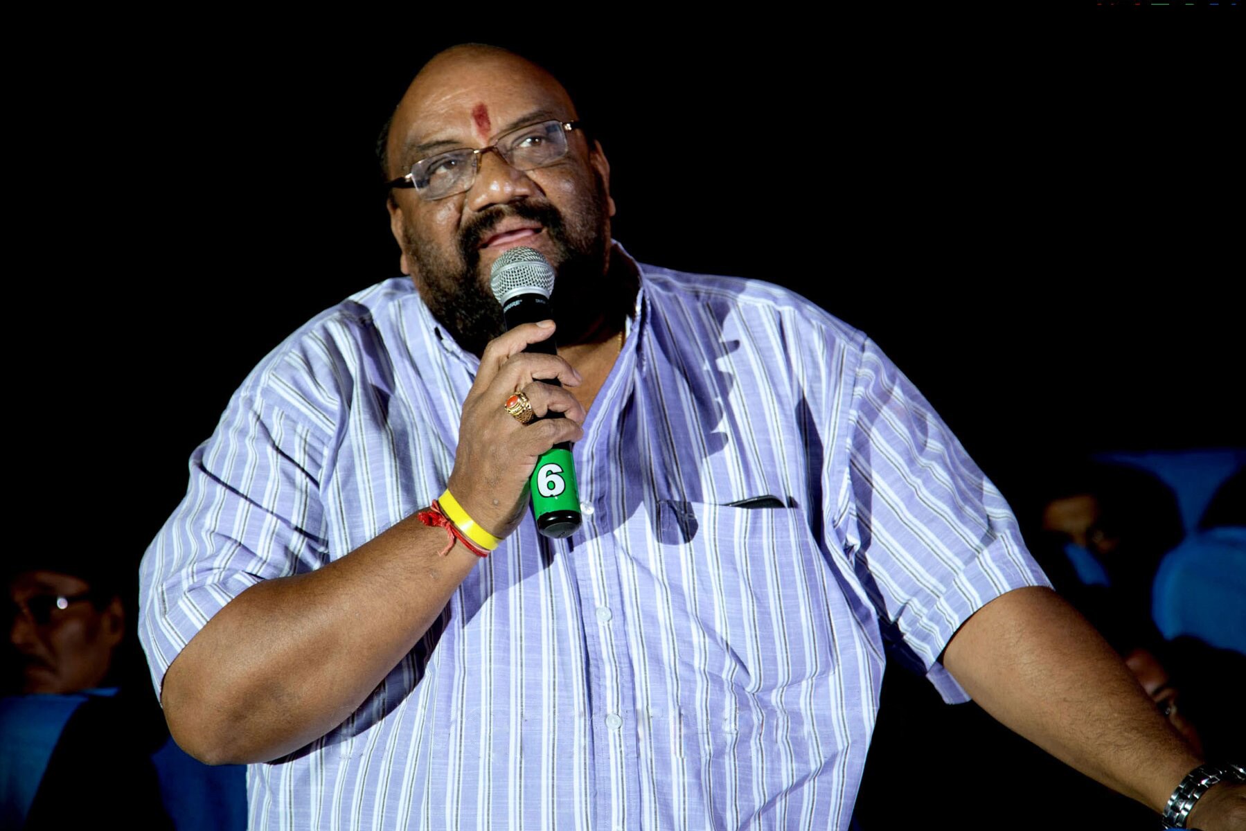  తమిళ దర్శకుడు నటుడు అయిన సంతాన భారతి.. బాలయ్య సోలో హీరోగా తెరకెక్కిన ‘సాహసమే జీవితం’ సినిమాను పి.వాసుతో కలిసి డైరెక్ట్ చేసారు. (Twitter/Photo)