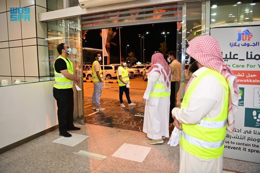  వ్యాక్సిన్ వేయించుకోకుండా సౌదీ అరేబియా వెళ్లేవారు, సౌదీ పౌరులు కాకపోతే.... అక్కడ విమానం దిగిన తర్వాత... టూరిజం శాఖ ఏర్పాటుచేసిన షెల్టర్లు, ఎకామడేషన్ ఫెసిలిటీస్ దగ్గరకు వెళ్లాల్సి ఉంటుంది. అక్కడ వారం పాటూ క్వారంటైన్ ఉంటుంది. వారికి ఆరో రోజు స్వాబ్ టెస్ట్ చేస్తారు. అందులో కరోనా నెగెటివ్ వస్తే... వారం తర్వాత వదిలేస్తారు. సౌదీ అరేబియా నేటి నుంచి 385 అంతర్జాతీయ విమానాలు నడుపుతోంది. (image credit - twitter)