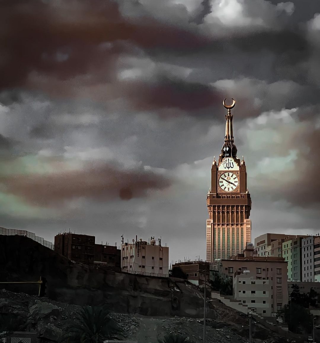  ప్రస్తుతం సౌదీ అరేబియాలో రోజూ 1000 లోపు కొత్త కేసులు వస్తున్నాయి. యాక్టివ్ కేసులు 8వేల దాకా ఉన్నాయి. మరణాలు రోజూ 20 లోపు వస్తున్నాయి. అందువల్ల ఆ దేశం కరోనా నుంచి కాస్త భయటపడినట్లుగా భావిస్తోంది. మన ఇండియాతో పోల్చితే చాలా మెరుగ్గా ఉన్నట్లే అనుకోవచ్చు. (image credit - twitter)