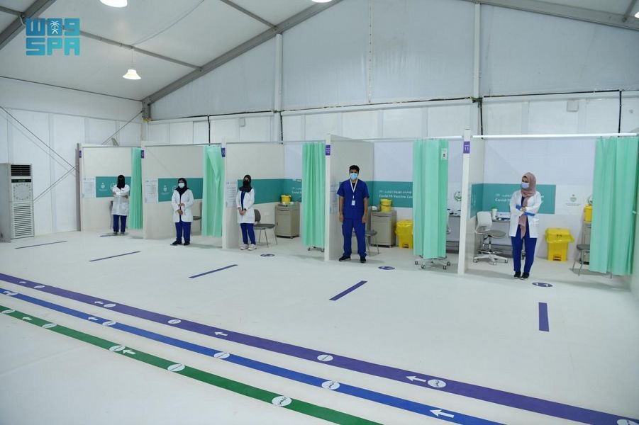  ఇక సౌదీ అరేబియా పౌర విమాన యాన శాఖ (GACA) కొన్ని కండీషన్లు పెట్టింది. సౌదీ అరేబియాకి వచ్చే ప్రయాణికులంతా... 72 గంటలలోపు చేయించుకున్న RT-PCR టెస్ట్ ఫలితాల సర్టిఫికెట్‌ను ఎయిర్‌పోర్టులో చూపించాల్సి ఉంటుంది. ఆ సర్టిఫికెట్‌లో కరోనా నెగెటివ్ అని ఉంటేనే విమానం ఎక్కనిస్తారు. 8 ఏళ్లు, అంతకంటే ఎక్కువ వయసు ఉన్నవారికి ఈ కండీషన్ ఉంది. సర్టిఫికెట్ చూపించి... వ్యాక్సిన్ వేయించుకున్నా, వేయించుకోకపోయినా... అందరినీ విమానం ఎక్కనిస్తారు. (image credit - twitter)