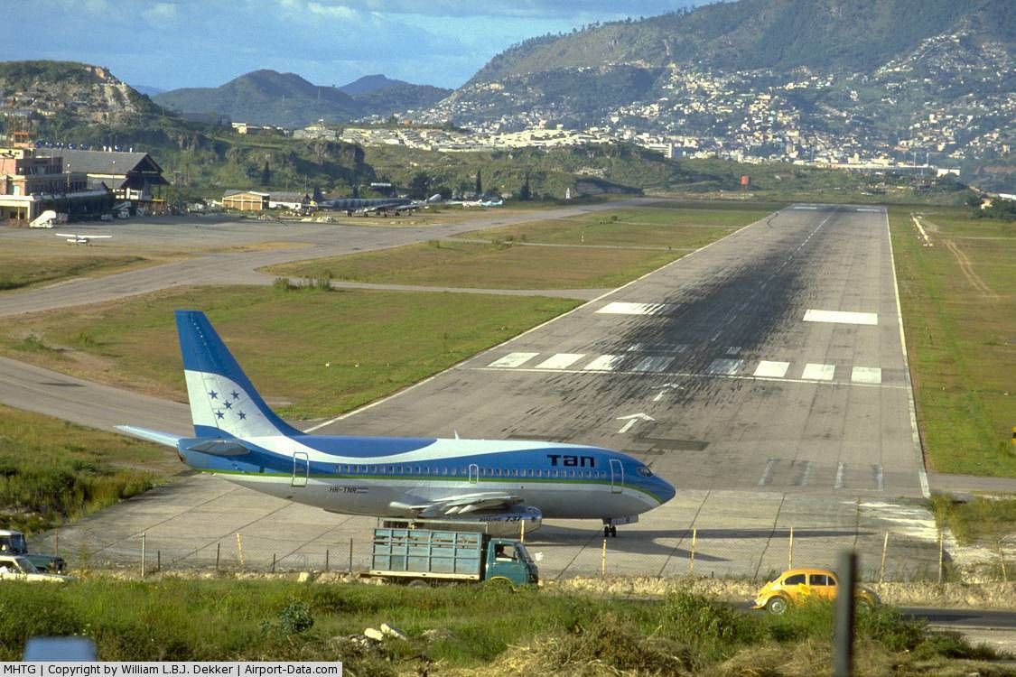  టాంకైంటీన్ ఇంటర్నేషనల్ ఎయిర్‌పోర్ట్ (హోండరూస్) : టాంకైంటీన్ అంతర్జాతీయ విమానాశ్రయం హోండరూస్ దేశంలో ఉంది. దీన్ని మిలటరీ కార్యాకలాపాలకే కాకుండా సాధారణ విమానాల కోసం కూడా ఉపయోగిస్తారు. అకస్మాత్తుగా మారిపోయే వాతావరణ పరిస్థితులు ఈ విమానాశ్రయానికి 'మోస్ట్ ఎక్స్‌ట్రీమ్ ఎయిర్‌పోర్ట్' అనే పేరు తెచ్చింది. టేకాఫ్, ల్యాండింగ్ సమయాల్లో భారీ విమానాలను సైతం దారి మళ్లించగలిగేంత వేగవంతమైన గాలులు వీస్తుంటాయి. అందుకే దీన్ని అత్యంత ప్రమాదకరమైన విమానాశ్రయం అని హిస్టరీ ఛానల్ జాబితాలోకి చేర్చారు.