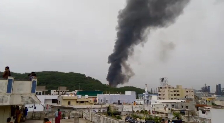  ప్రమాదం కారణంగా హెచ్‌పీసీఎల్ పరిసరాల్లో దట్టమైన పొగలు వ్యాపించాయి. దీంతో స్థానికుల్లో భయాందోళనలు నెలకొన్నాయి. అయితే ఈ ప్రమాదానికి కారణం ఏంటనే దానిపై వివరాలు తెలియాల్సి ఉంది. 